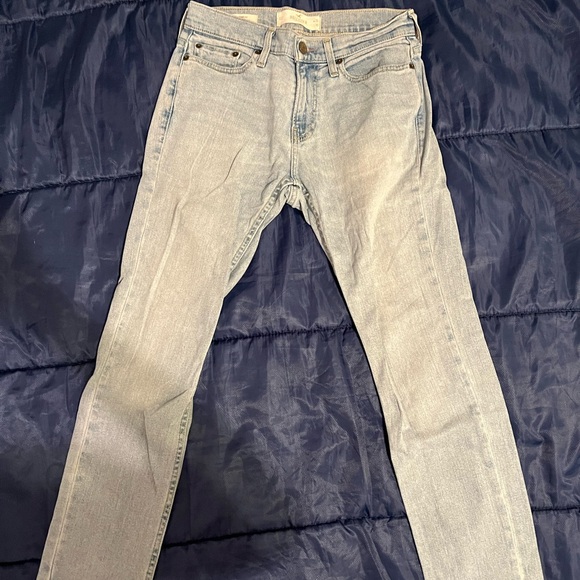 Light Wash Hollister Jeans - Picture 1 of 3